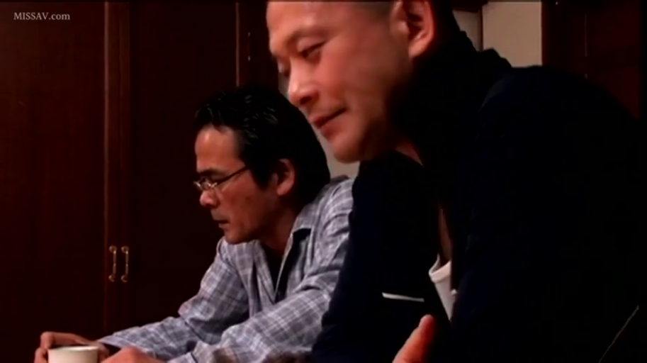 和室 · 跨坐 · 昏暗 · 腹部 · 掀起上衣 · 黄色T恤 · 闭眼陶醉
