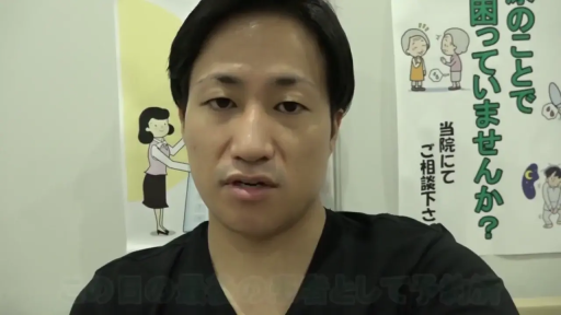 坐姿 · 严肃 · 脸部特写 · 对话 · 黑色短袖 · 诊所 · 背景海报 · 短发男性