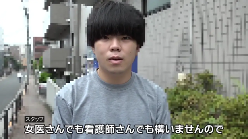 站立 · 平靜 · 对话 · 上半身 · 男性 · 灰色长袖 · 户外街道