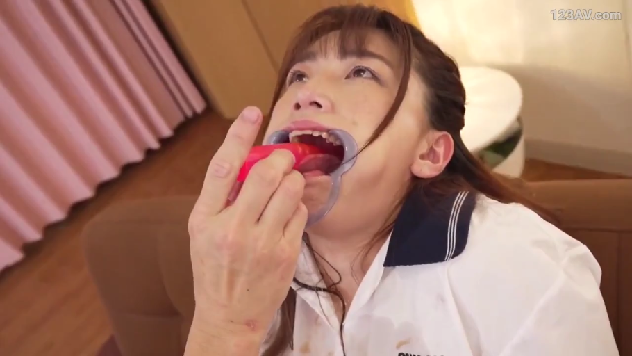 室内 · 面部特写 · 成人内容 · 仰头 · 痛苦 · 水手服 · 塞口 · 扩口器