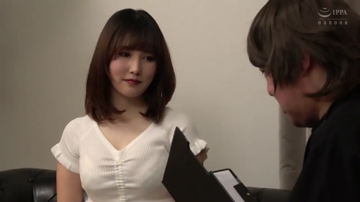 室内 · 坐姿 · 白色短袖 · 自然 · 文件夹 · 半身像 · 面谈 · 采访设定