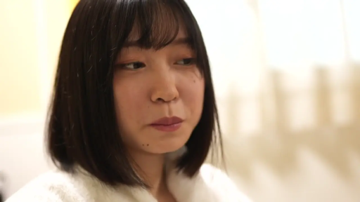 室内 · 座り姿勢 · 平静 · 注視 · 是 · 白毛衣