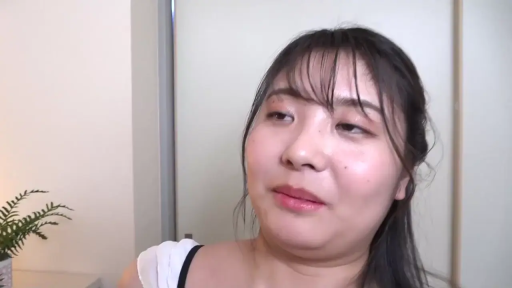 室内 · 盆栽 · 微笑 · 面部特写 · 居家 · 说话 · 吊带背心 · 正面