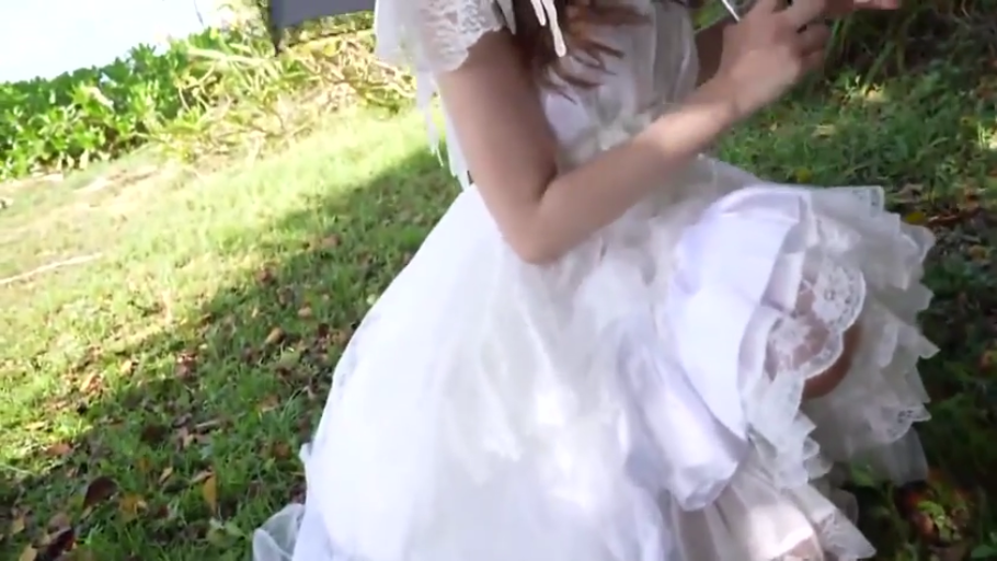 跪姿 · 侧拍 · 户外草地 · 无面部 · 白色蕾丝裙 · 整理裙子 · 伞柄 · 腿部与裙摆