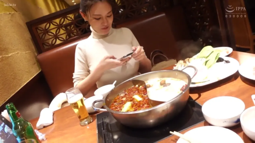 坐姿 · 单人 · 专注 · 中景 · 餐厅 · 白色高领毛衣 · 火锅 · 使用手机拍照