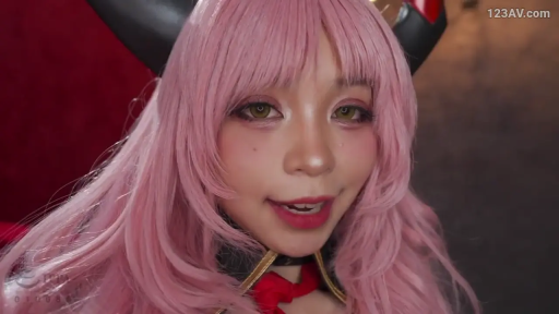 面部 · 面对镜头 · 注视 · 摄影棚 · Cosplay服 · 粉发 · 呆萌 · 头角