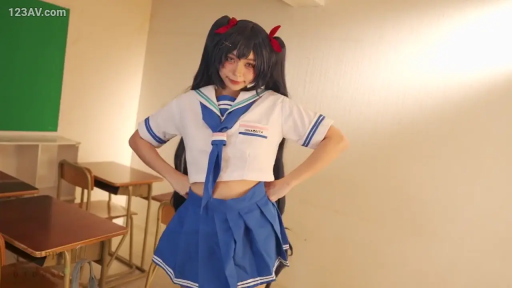 教室 · 课桌椅 · 全身特写 · 水手服校服 · 站立摆拍 · 双马尾发型 · 双手叉腰 · 自信俏皮