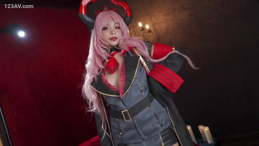 Half-body · Indoor photography studio · 看向镜头 · Sweet smile · 角色扮演服 · 叉腰站立