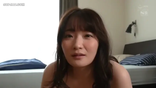 室内 · 哀婉 · 露肩 · うつ伏せ · 顔のクローズアップ · 布団 · 倾诉 · 近距离视角