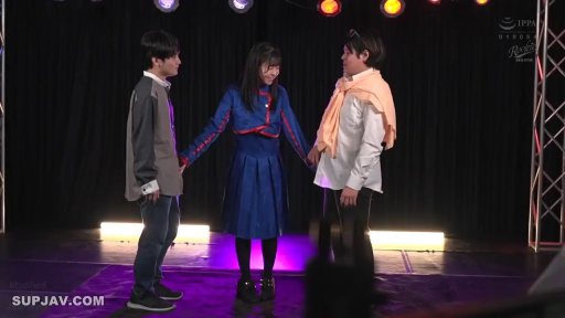 交谈 · 站立 · 微笑 · 制服 · 舞台 · 三人 · 舞台灯光