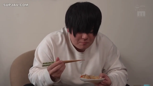 室内 · 座り姿勢 · 集中 · 上半身 · 进食 · 筷子 · 白色卫衣 · 男人