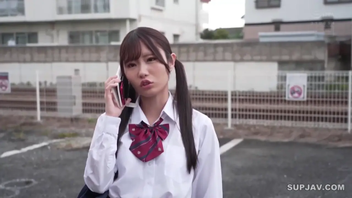 站立 · 中景 · 自然 · 手机 · JK制服 · 户外 · 双马尾 · 打电话