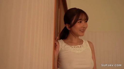 Indoor · 单人 · Stand · Smile · Half-body close-up · Door frame · White tank top · 侧望