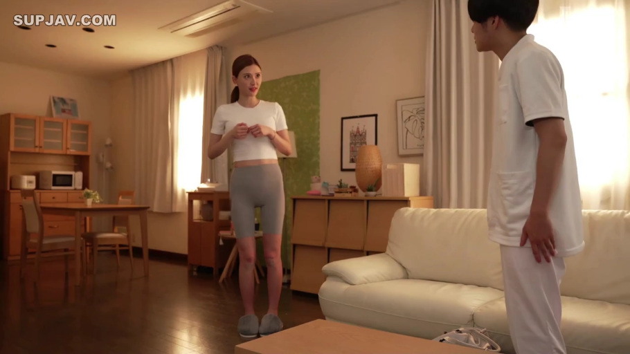 交谈 · 严肃 · 全景 · 沙发 · 客厅 · 剧情向 · 运动服 · 对立站姿