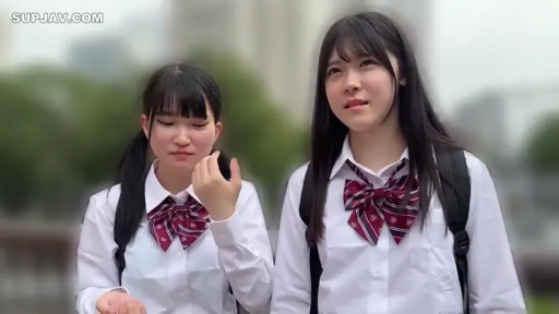 校服 · 站立 · 中景 · 自然 · 交流 · 户外 · 双肩包 · 亚洲