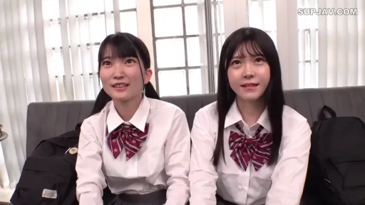 室内 · 微笑 · 半身 · 并排坐 · JK制服 · 双人 · 访谈 · 书包