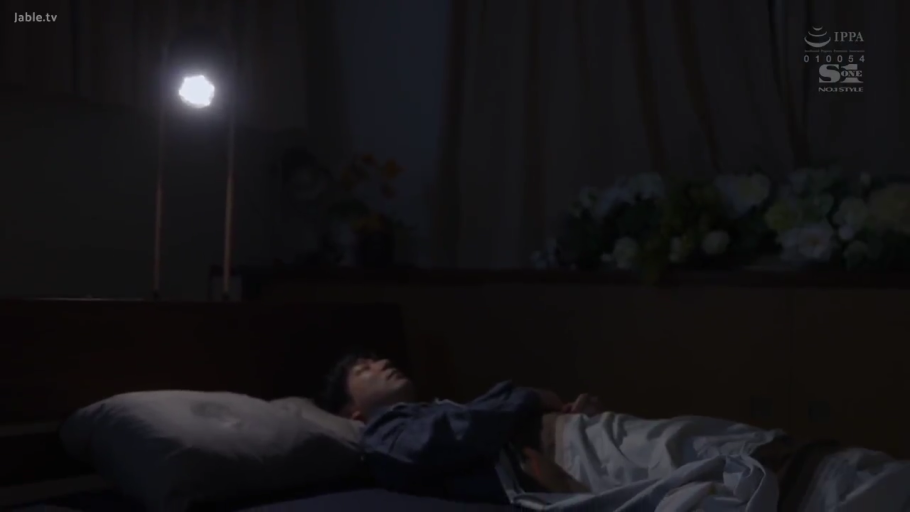 室内 · 迷离 · 仰卧 · 润滑油 · 躯干特写 · 有马赛克 · 黑色胸罩 · 油推性交
