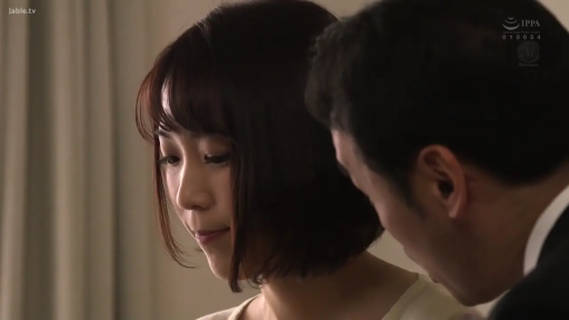 室内 · 忧郁 · 脸部特写 · 站立 · 白色上衣 · 对视交流