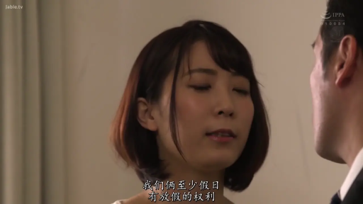 室内 · 交谈 · 严肃 · 面部特写 · 白色上衣 · 侧立 · 男性侧脸