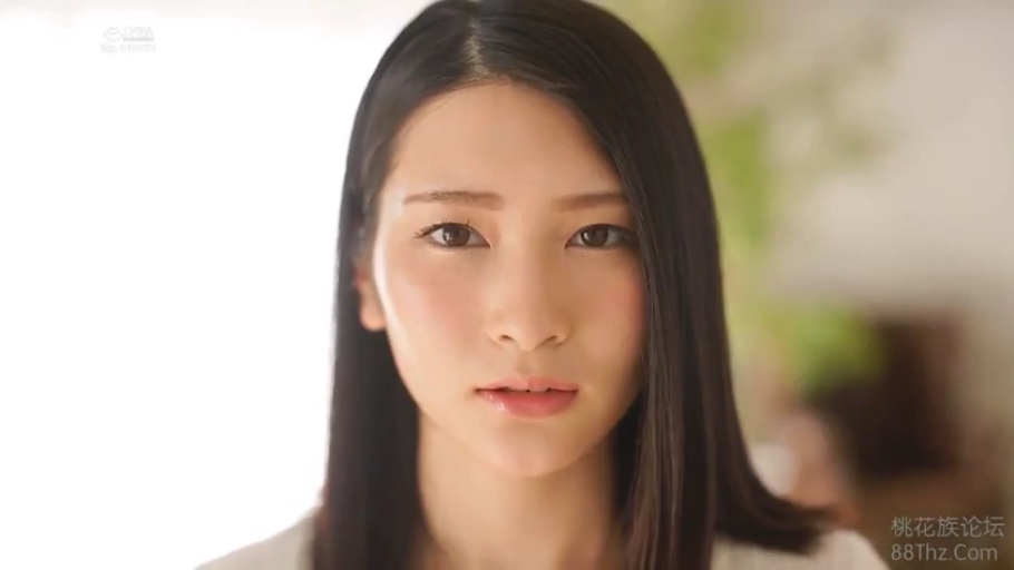 室内 · 顔部のクローズアップ · 白い上着 · 凝視 · 正面 · 冷静 · 长直发