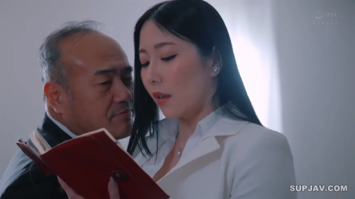 专注 · 办公室 · 站立 · 上半身 · 职场 · 白西装 · 看笔记本 · 红色笔记本