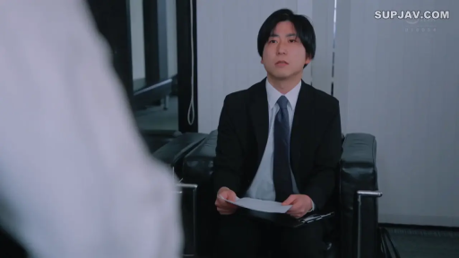 坐姿 · 严肃 · 办公室 · 西装 · 职场 · 面试 · 纸张 · 男人中景