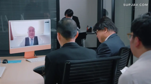 坐姿 · 专注 · 电脑 · 西装 · 职场 · 视频通话 · 会议室