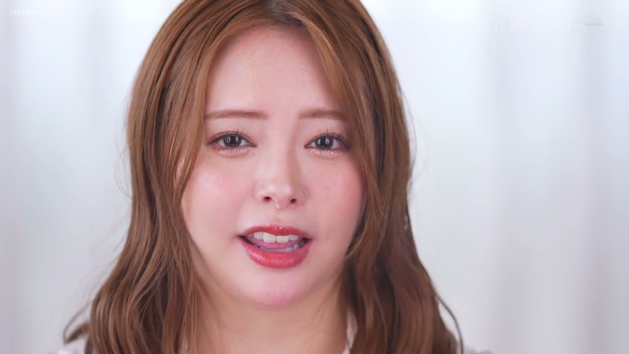 室内 · 顔部のクローズアップ · 注视镜头 · 吊帯シャツ · 正面 · 日本AV · 露齿笑