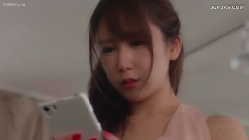 室内 · 面部 · 頭を下げる · 集中 · ピンクのベスト · スマホを見る · 携帯電話