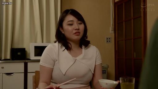 坐姿 · 中景 · 自然 · 进食 · 丰满 · 碗筷 · 室内厨房 · 白色大领口短袖