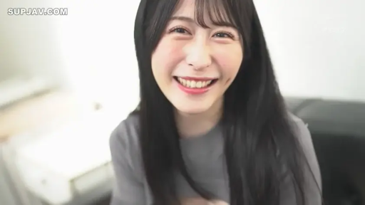 室内 · 坐姿 · 脸部特写 · 甜美 · 微笑 · 清纯 · 休闲服