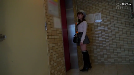 全身 · 站立 · 平静 · ショートブーツ · 等待 · ショルダーバッグ · 电梯厅 · 瓷砖墙面