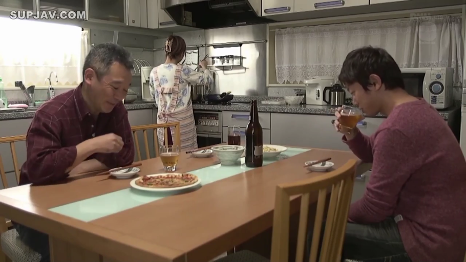 交谈 · 羞涩 · 中景 · 站姿 · 条纹衬衫 · 项链 · 清纯 · 户外