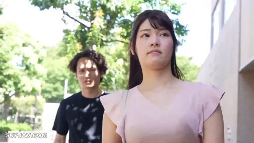 Breast close-up · 行走 · Outdoor · 散步 · One-shoulder bag · 粉色连衣裙 · 凸点