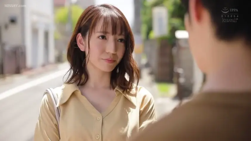 站姿 · 中近景 · 对视 · 平和 · 亚洲女性 · 户外街道 · 包带 · 黄色翻领衬衫