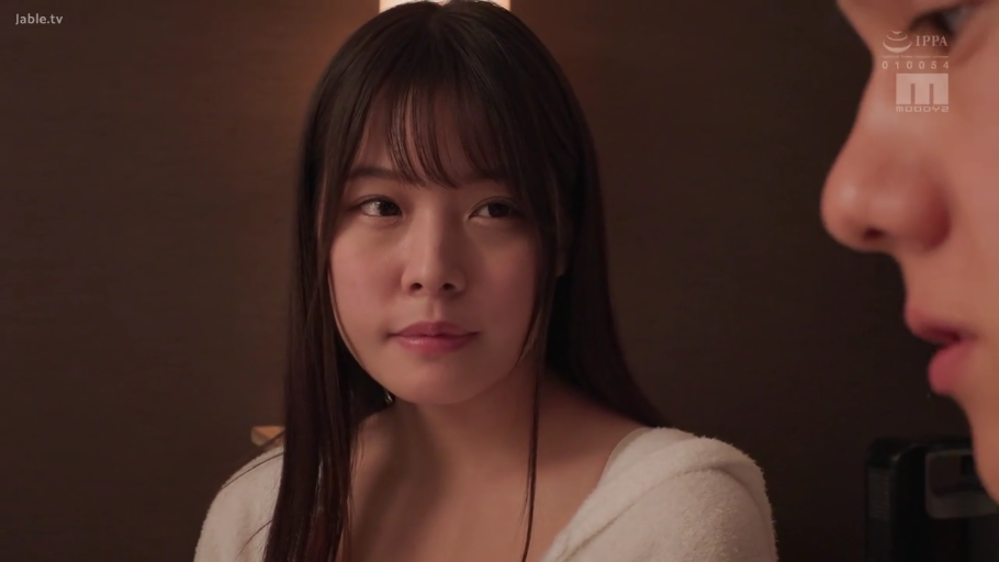 室内 · 坐姿 · 交谈 · 忧郁 · 字幕 · 面部特写 · 白色浴袍