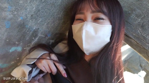 脸部特写 · 户外 · 长发 · 口罩 · 白色外套 · 躺卧 · 眯眼笑 · 撩衣露出