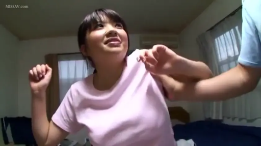 卧室 · 粉色T恤 · 惊恐 · 举手 · 窗帘 · 挣扎 · 仰拍特写 · 模糊感