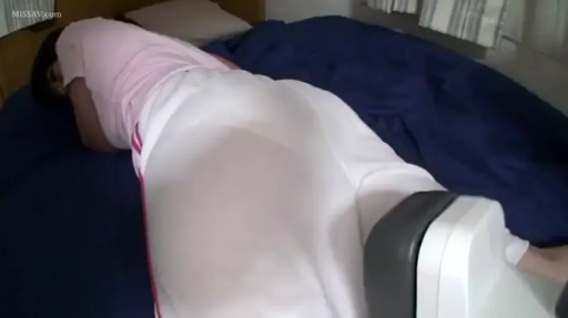 卧室 · 趴姿 · 臀部 · 俯卧 · 白色仪器 · 白色运动裤