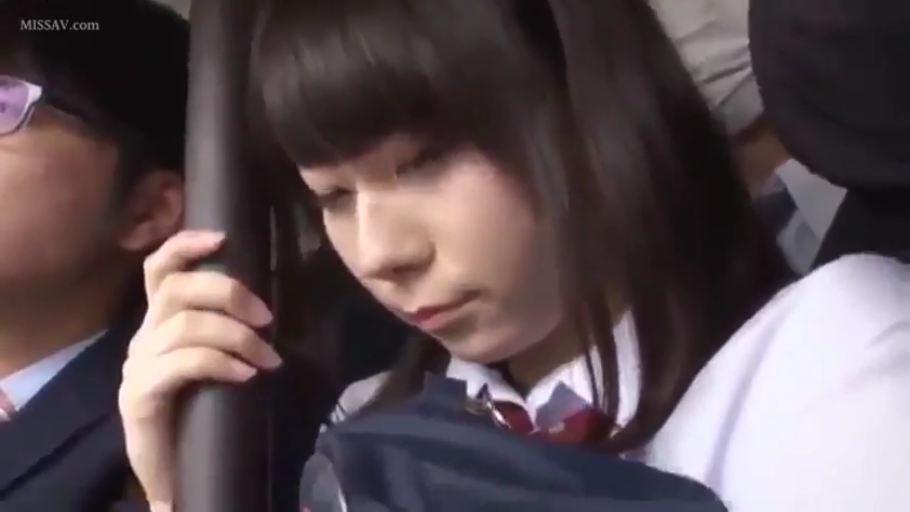 坐姿 · 卧室 · 短裙 · 腿部 · 床 · 自然 · 自拍视角 · 撩起裙摆