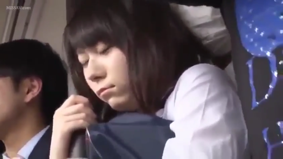 墙壁 · 深色外衣 · 建筑旁 · 模糊过曝