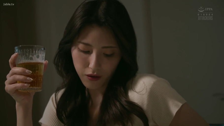 室内 · 坐姿 · 忧郁 · 面部特写 · 长发 · 啤酒 · 浅色短袖 · 拿酒杯