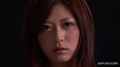 严肃 · 单人 · 面部特写 · 凝视 · 常服 · 正视 · 暗色背景