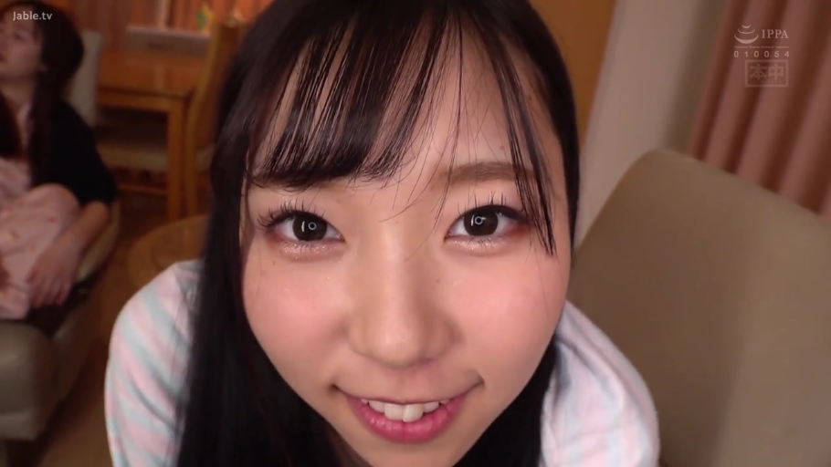 室内 · 脸部 · 微笑 · 凝视 · 近景 · 俯拍 · 碎花裙