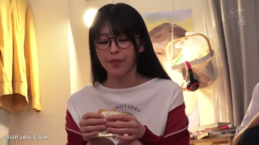 室内 · 座り姿勢 · パン · 平静 · 特写 · 进食 · 日常生活 · 休闲卫衣