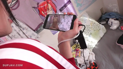 白色T恤 · 门口 · 脸部特写 · 俯身前倾 · 男性 · 惊讶 · 背包带 · 张嘴注视