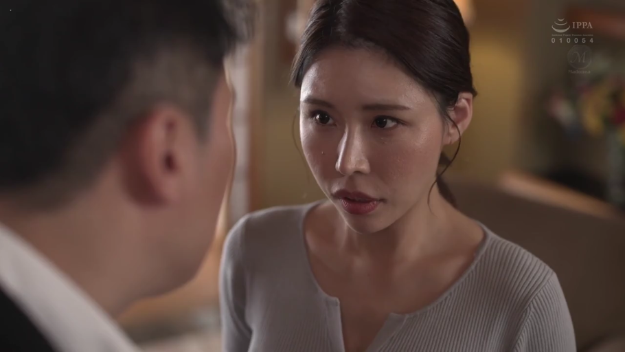 室内 · 面部特写 · 交流 · 熟女 · 灰色针织衫 · 面对面 · 紧张