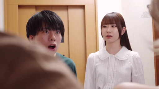 门口 · 站立 · 面部特写 · 对视 · 常服 · 惊讶 · 剧情向 · 木门