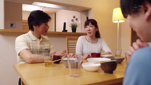 坐姿 · 中景 · 自然 · 餐厅 · 休闲服 · 餐具 · 聚餐 · 家庭场景