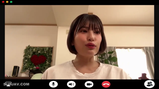 室内 · 自然 · 短发 · 头部特写 · 白色T恤 · 正对镜头 · 视频通话 · 视频界面